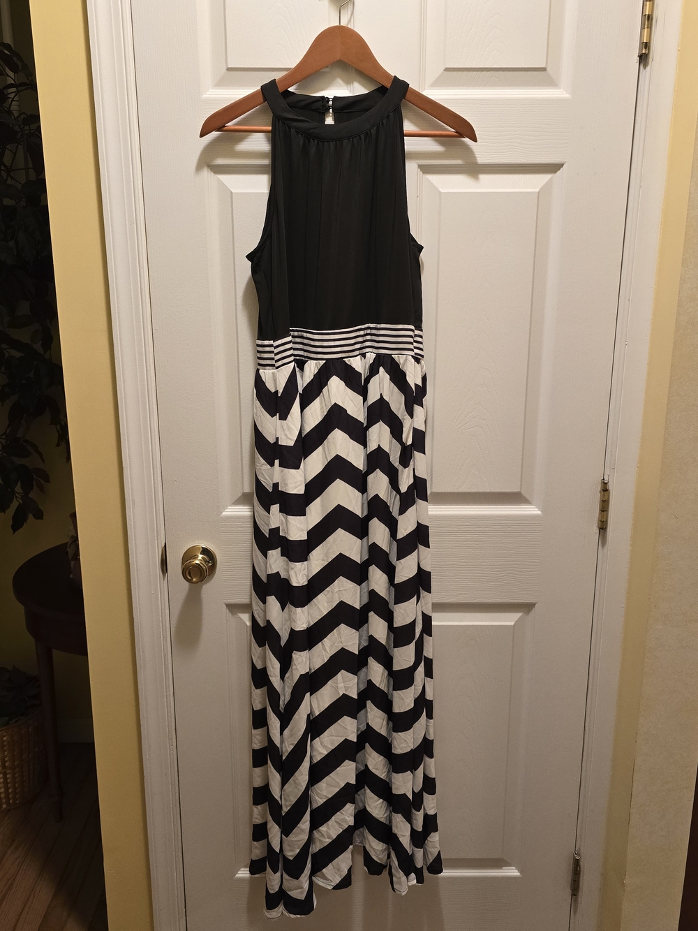NWOT Sleeveless Black & White Chevron Maxi Dress